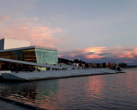 Das Opernhaus in Oslo in deR Abenddämmerung