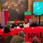 Milo Rau in Sturmmaske bei der Pressekonferenz der Wiener Festwochen