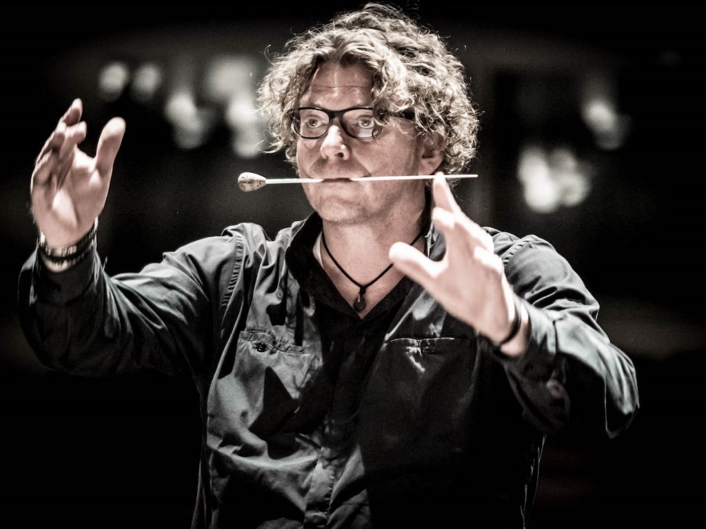 Der Dirigent Marcus Bosch mit Stab im Mund