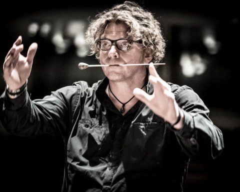 Der Dirigent Marcus Bosch mit Stab im Mund