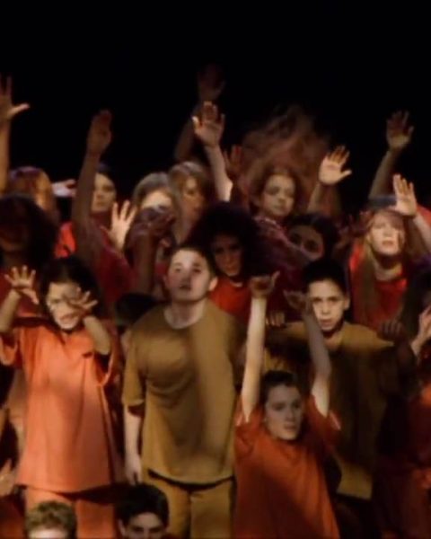 Tanzende Kinder mit erhobenen Händen und sehr glücklichen Gesichtern.