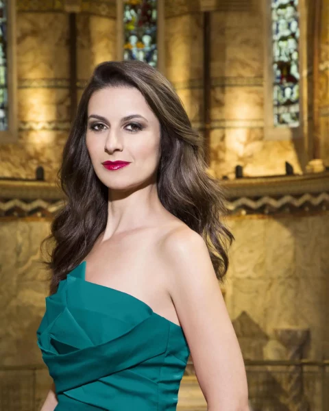 Die isaelische Sopranistin Chen Reiss im grünen Kleid vor einem goldenen Hintergrund.