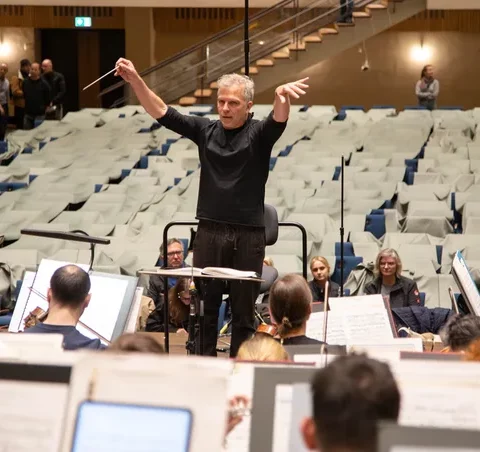 Dirk Kaftan bei den akustischen Proben und er neuen Beethovenhalle